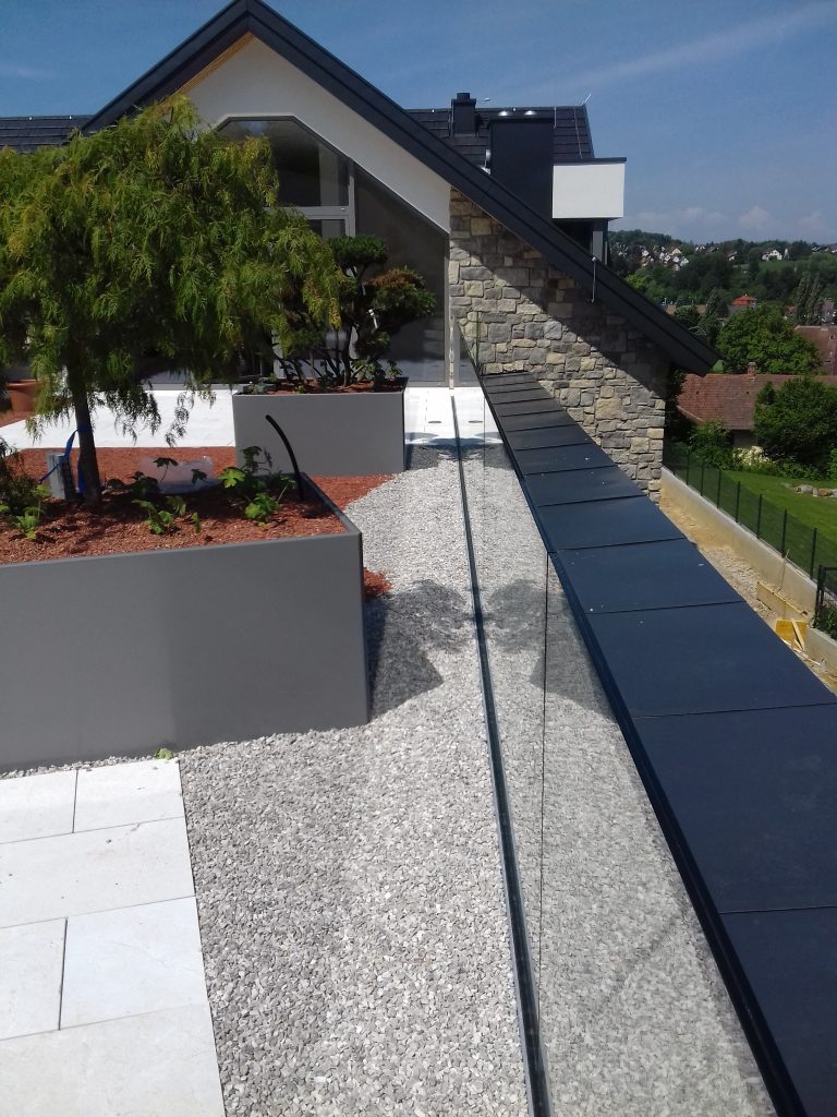 Dachterrasse mit Hochbeeten und Glasgeländer